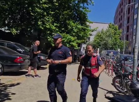 Përse plasi grushti brenda në gjykatë? Gazetari sjell detajet: U dëmtuan edhe 3 efektivë
