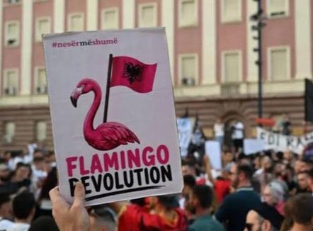 Nis dita e 16-të e protestës, qytetarët grumbullohen në sheshin “Skënderbej”