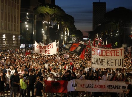  Protesta e 16-të, aktivistë dhe qytetarë marshuan në rrugët e Tiranës