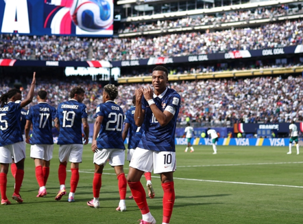 Francë me dy fytyra, Mbappe shkëlqen me dopietë, “Gjelat” mposhtin Senegalin