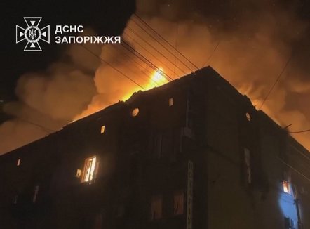 Valë sulmesh në Ukrainë, 4 viktima nga bombat ruse, digjen shtëpi e qendra tregtare