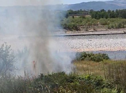 Zjarr pranë Inceneratorit të Elbasanit, re të dendura tymi mbulojnë zonën