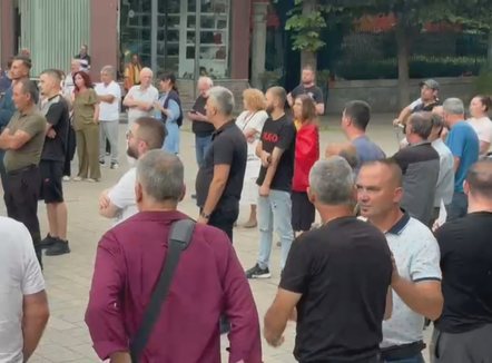 “I kuptojmë të rinjtë”, turistët e huaj solidarizohen me protestat në Korçë