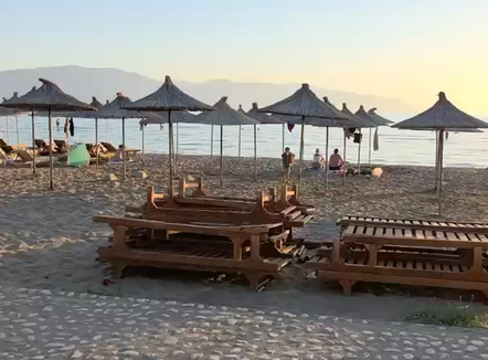 Gonxhja zbret në terren në Vlorë, sekuestrohen shezlongët e subjekteve që kanë zaptuar plazhet