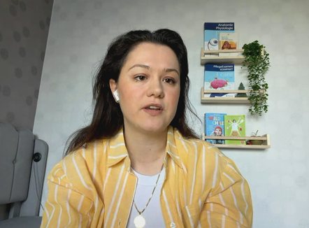 “Vishini rroba neon fëmijëve në pishina”, sqarimi i infermieres për rëndësinë e ngjyrave