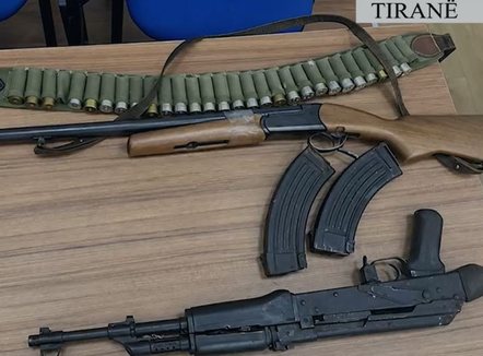 Mbante në banesë armë e municione, arrestohet 43-vjeçari në Allgjatë