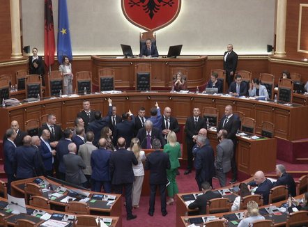 Ndërpritet seanca, PS e PD përplasen në Kuvend për revolucionin “Flamingo”