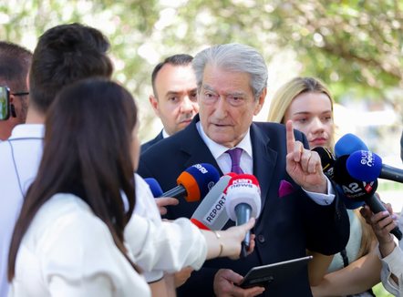Berisha lexon amendamentin e PE: Rama ka shkelur çdo ligj kombëtar dhe ndërkombëtar