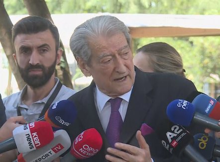 Berisha: Vlora Hyseni, agjentja e përbashkët e Ramës e Vuçiçit, ka marrë ekspertë serbë kundër demonstratave 