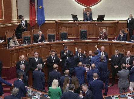Seanca rinis me tensione, demokratët nuk lëshojnë foltoren