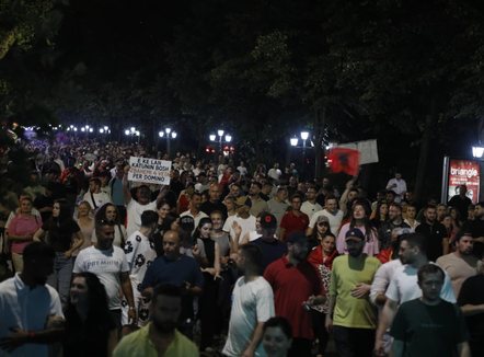 Protesta, procedohen 23 persona. Policia: Bllokuan qarkullimin e makinave në disa rrugë të Tiranës