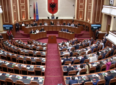 Mazhoranca miraton ligjin për amnistinë penale, opozita bojkoton seancën