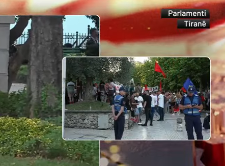 Protestuesit shkojnë në Kuvend, Rama dhe deputetët dalin nga hyrja tjetër