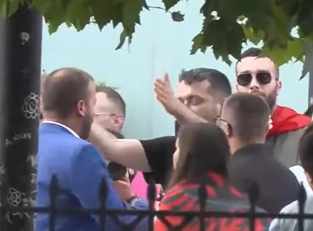 Protesta zhvendoset te Kuvendi, përplasje me simpatizantët e PD dhe deputetin Bido 