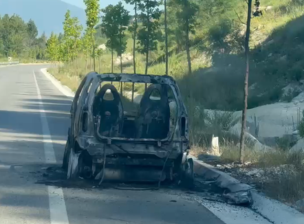 Vlorë, shkrumbohet plotësisht një makinë