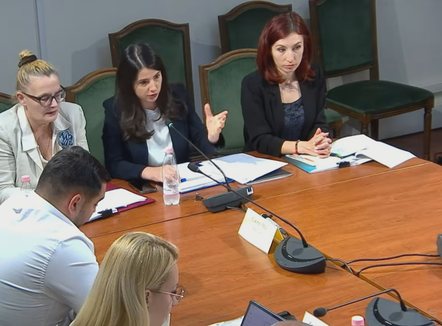 Administrata publike, Pirdeni përballë Xhafës dhe opozitës për llogaridhënien dhe korrupsionin 