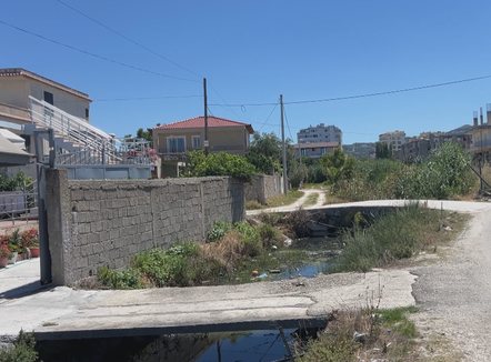 Ndotja nga kanalet e hapura, mushkonja dhe aromë e rëndë në lagjet e Vlorës