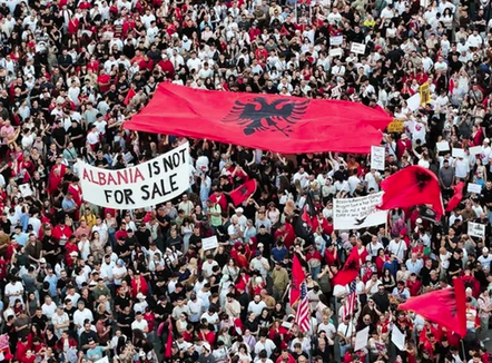 Protesta e 20-të në Tiranë, qytetarët mblidhen në Sheshin “Skënderbej” dhe marshojnë drejt Kryeministrisë