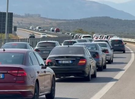 Aksident në aksin Levan–Vlorë, përplaset një Fiat dhe rëndohet trafiku në autostradë