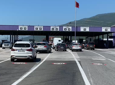 Fluks i madh në kufi: mbi 10 mijë qytetarë nga Kosova hyjnë në Shqipëri për fundjavë