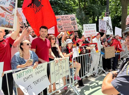  Shqiptarët në Nju-Jork zhvillojnë paradë dhe protestë, policia kufizon hyrjen e disa demonstruesve