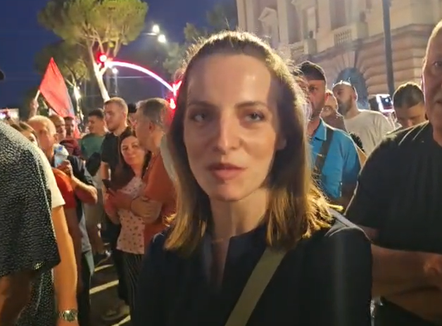 Neomalësorja në protestë para Kryeministrisë, ja komenti i saj për gazetarët