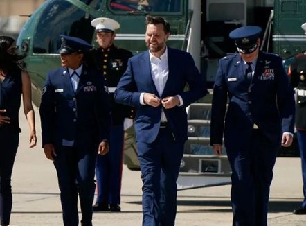 Sot bisedimet SHBA-Iran, J.D. Vance mbërrin në Zvicër, Teherani mbyll Ngushticën e Hormuzit
