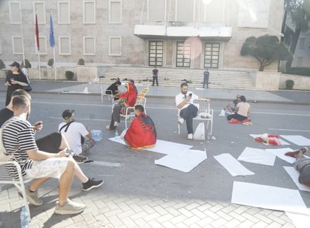 21 ditë protestë për largimin e Ramës, disa protestues nuk e braktisën sheshin para kryeministrisë