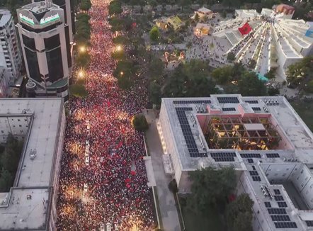 21 ditë protestë për largimin e Ramës, mbushet bulevardi, rrethohet kryeministria
