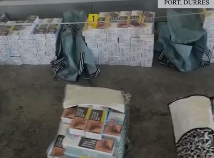 Kontrabandë cigaresh në portin e Durrësit! Arrestohet 34-vjeçari, sekuestrohen 798 steka dhe një automatik AK-47