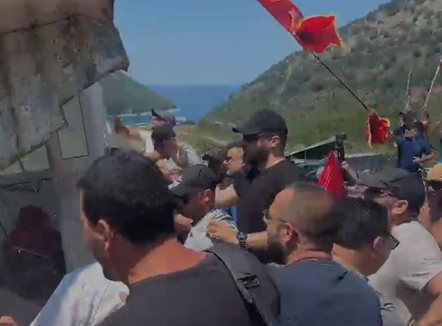 Banorët shembin rrethimin 22-vjeçar në Kakome
