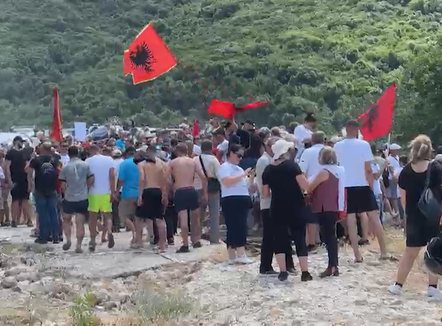 Tubim edhe në Jug, protestuesit prishin rrethimin 22-vjeçar të Kakomesë