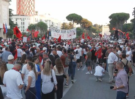 22 ditë protestë, qytetarët mblidhen para Kryeministrisë