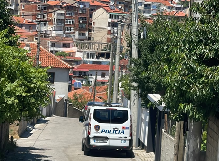 Burri godet me thikë gruan në Pogradec, e plagosura në gjendje të rëndë