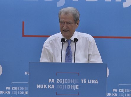 Qytetarët në shesh-Rama në Francë, Berisha këshillon Macron: Mos i beso, realiteti është tjetër