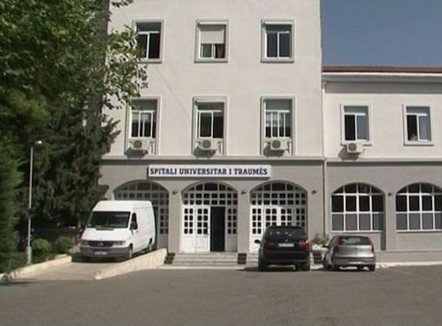 U transportua me helikopter drejt Traumës pasi u plagos me thikë nga bashkëshorti, mësohet gjendja e 28-vjeçares