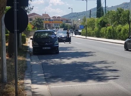 Aksident në Berat, motoristi përplas te vijat e bardha turistin holandez
