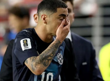 Mbuloi gojën teksa fliste, Miguel Almirón, futbollisti i parë që ndëshkohet me të kuq