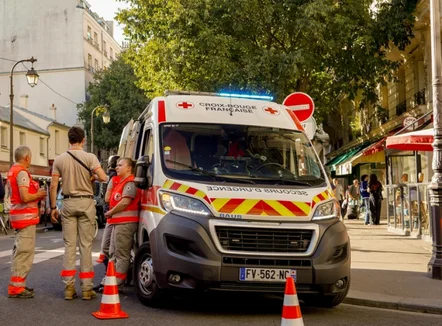 Franca përfshihet nga i nxehti ekstrem, dy fëmijë gjenden të pajetë në makinë