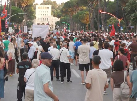 23 ditë protestë. Qytetarët mblidhen para Kryeministrisë