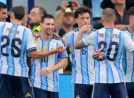 Askush si Messi në Kupën e Botës. Dygolësh Austrisë, rekord dhe Argjentina kalon grupin