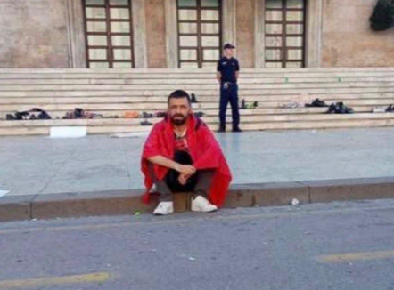  “Pyete veten nëse armiku yt jam unë, apo ata që të përdorën”, mesazhi i Ramës për protestuesin në shkallët e Kryeministrisë  