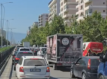  Parkimet në Vlorë, makinat në trotuare, njerëzit ecin në rrugë