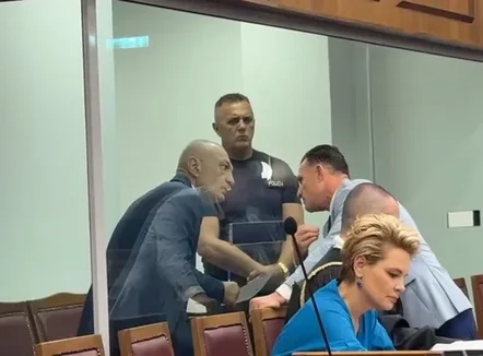 “Boll se nuk duroj më! Mos u merr me llafe grash”, sherr mes Kryemadhit dhe Metës në gjykatë