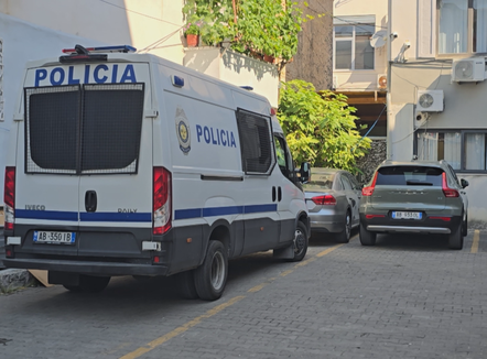 Vrau fqinjin, Gjykata e Durrësit vendos arrest me burg për 25-vjeçarin