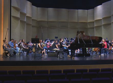 Tre vepra në opera, Laura Llozi e Rejsi Prosi në ovacionin e duartrokitjeve