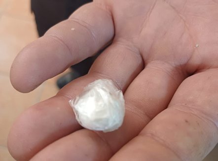 Tentoi t’i fusë një të paraburgosuri drogë, pezullohet nga detyra punonjësi i Policisë së Burgjeve në Durrës