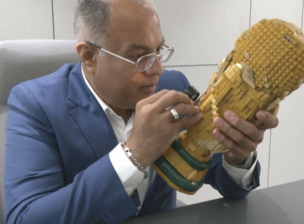  Kushton 81 mijë dollarë, Kupa e Botës më e veçantë me diamante dhe lego