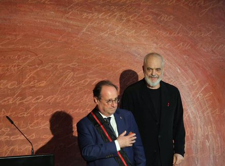 Rama i akordon Medaljen e Artë të Mirënjohjes Publike ish-presidentit të Francës, François Hollande