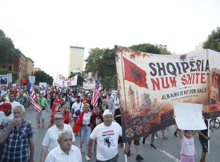 “Shqipëria nuk është në shitje”, dita e 27 e protestës në Tiranë, vijojnë thirrjet për dorëheqjen e Ramës